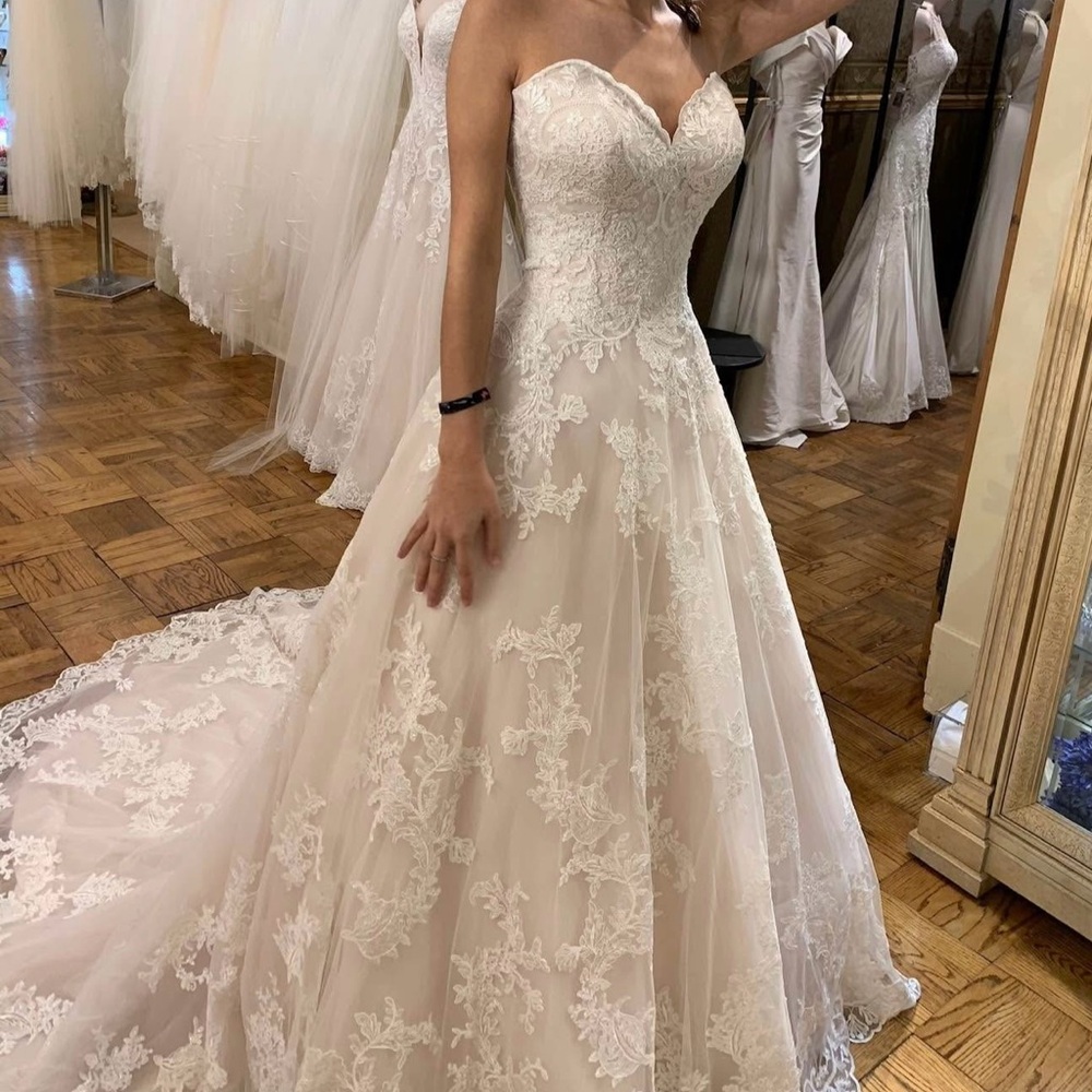 Elegant Lace Strapless Wedding Dress